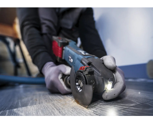 Oszillierendes Elektrowerkzeug im Einsatz beim Schneiden von Holz