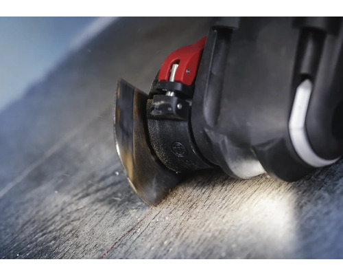 Oszillierendes Werkzeug im Einsatz beim Schneiden von Material