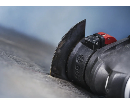 Oszillierendes Multifunktionswerkzeug mit Sägeblatt im Einsatz