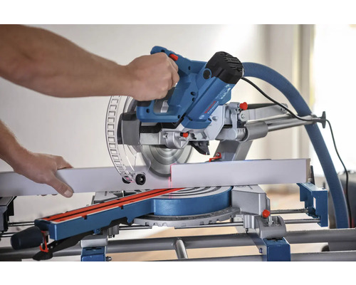Eine Kapp- und Gehrungssäge im Einsatz beim Zuschneiden eines Werkstücks.