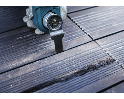 Multifunktionswerkzeug im Einsatz auf Holzterrasse