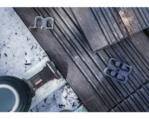 Terrassendielen aus Holz mit Befestigungsclips und einem Bosch Multitool