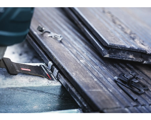 Sägeblatt schneidet Holzpaneel