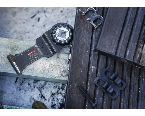 Bosch Expert MultiMax AIZ 32 APILT Sägeblatt für Multifunktionswerkzeuge mit Zubehör auf Holzboden