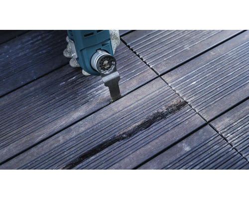 Multifunktionswerkzeug im Einsatz auf einer Holzterrasse