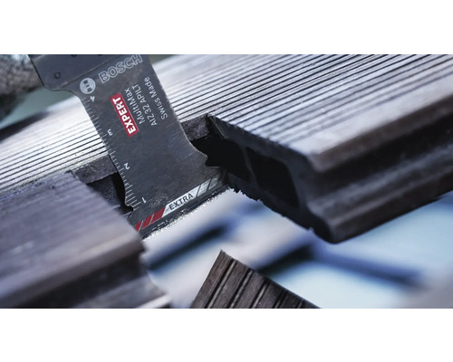 Zuschneiden einer Terrassendiele mit einer Bosch Säge