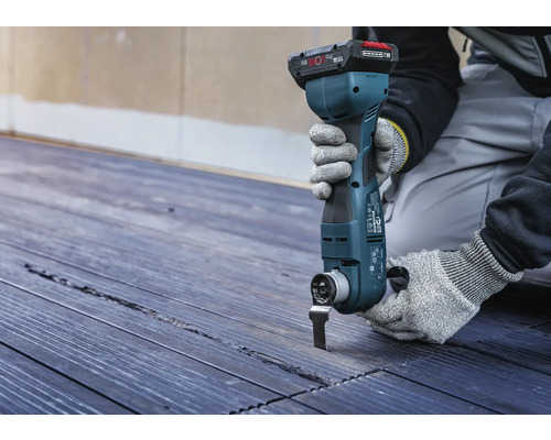 Akku-Multifunktionswerkzeug im Einsatz auf einer Holzoberfläche