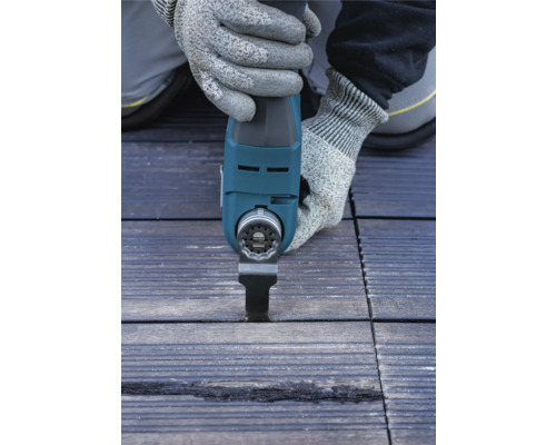 Oszillierendes Multifunktionswerkzeug schneidet eine Diele