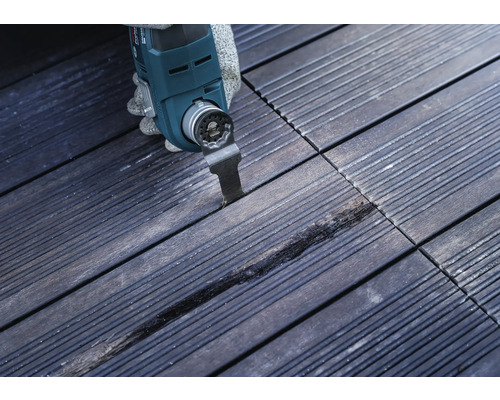 Multifunktionswerkzeug im Einsatz auf Holzfliesen