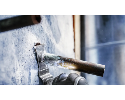 Rohr wird mit Multifunktionswerkzeug gekürzt