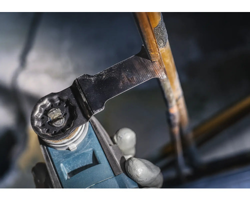 Multifunktionswerkzeug schneidet ein Kupferrohr.