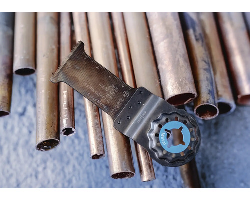 Bosch Logo Metall-Tauchsägeblatt auf Kupferrohren