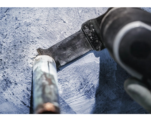 Oszillierendes Elektrowerkzeug schneidet ein Rohr.