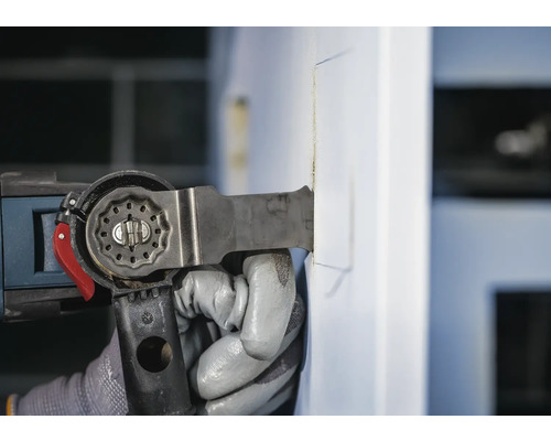 Oszillierendes Elektrowerkzeug im Einsatz an einer Tür.