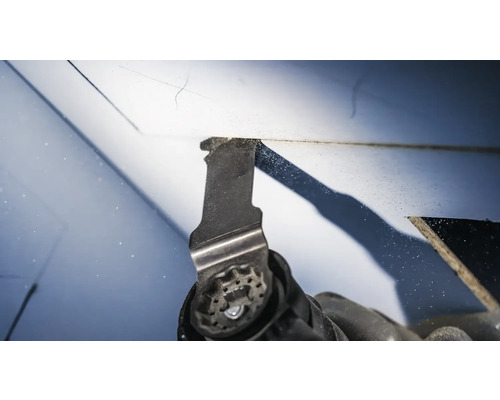 Oszillierendes Elektrowerkzeug mit Sägeblatt im Einsatz