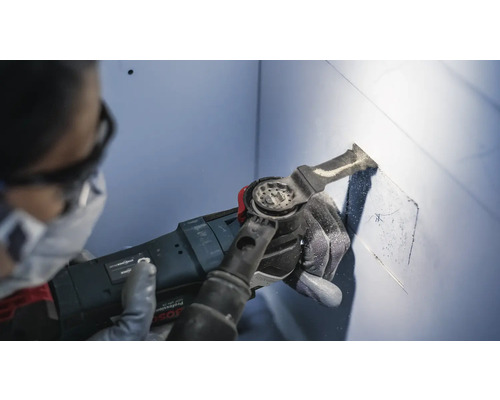 Multifunktionswerkzeug im Einsatz beim Schneiden in eine Oberfläche