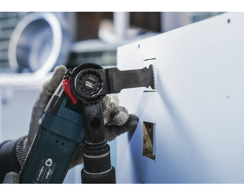 Multifunktionswerkzeug im Einsatz zum Schneiden eines Lochs in eine Oberfläche