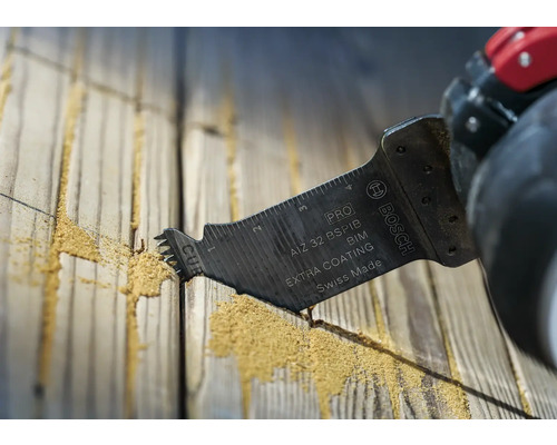 Bosch Logo. Tauchsägeblatt schneidet in Holz.