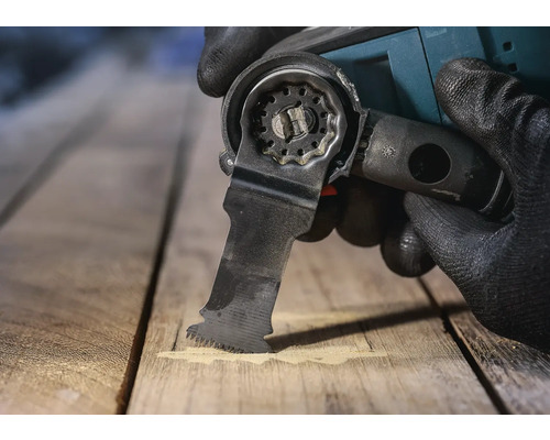 Multifunktionswerkzeug im Einsatz auf Holz