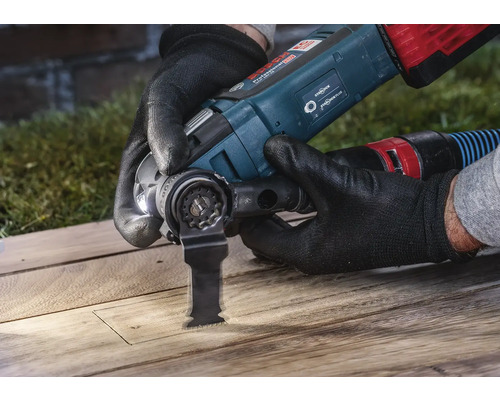 Eine Person benutzt ein Multifunktionswerkzeug von Bosch zum Schneiden von Holz