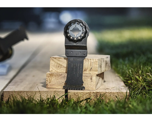 Oszillierendes Sägeblatt für Holz auf Holzwürfeln