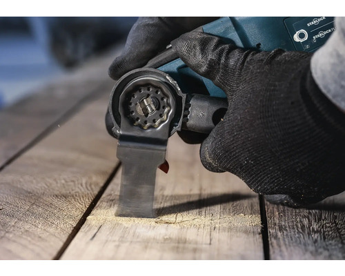 Multifunktionswerkzeug im Einsatz beim Sägen von Holz