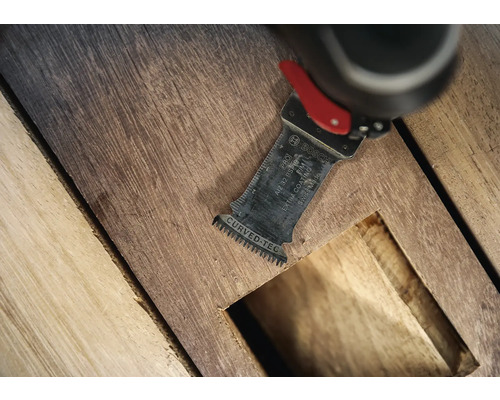 Bosch Logo. Multifunktionswerkzeug mit Sägeblatt zum Sägen von Holz