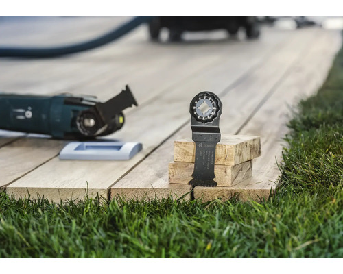 Oszillierende Säge mit Sägeblatt auf Holz