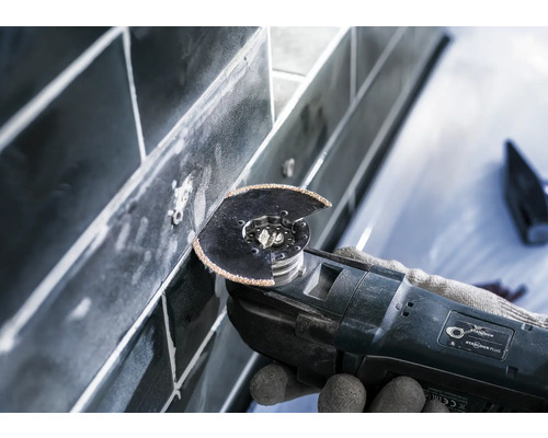 Multifunktionswerkzeug beim Bearbeiten von Fliesen