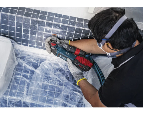 Fliesensanierung mit einem Multifunktionswerkzeug an einer Wand