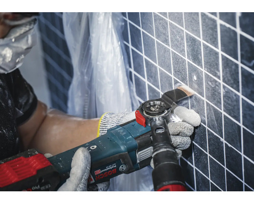 Oszillierendes Multifunktionswerkzeug im Einsatz an einer Wand