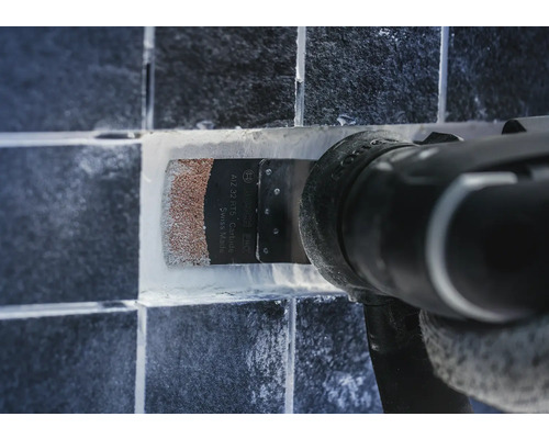 Multifunktionswerkzeug mit Bosch Pro Logo beim Fliesenfugen entfernen