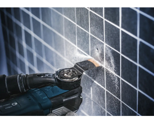 Multifunktionswerkzeug im Einsatz an Fliesen