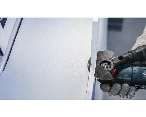 Multifunktionswerkzeug im Einsatz beim Schneiden von Dämmplatten