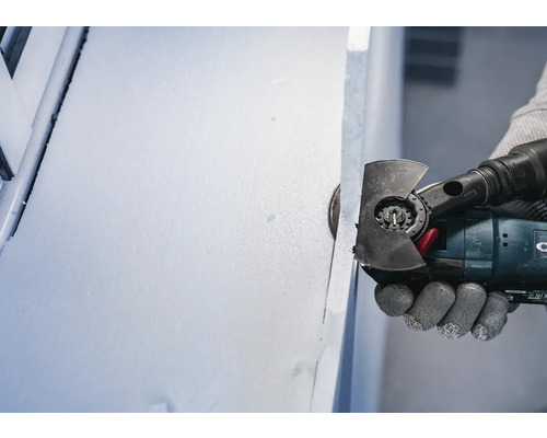 Oszillierendes Multitool beim Sägen von Material