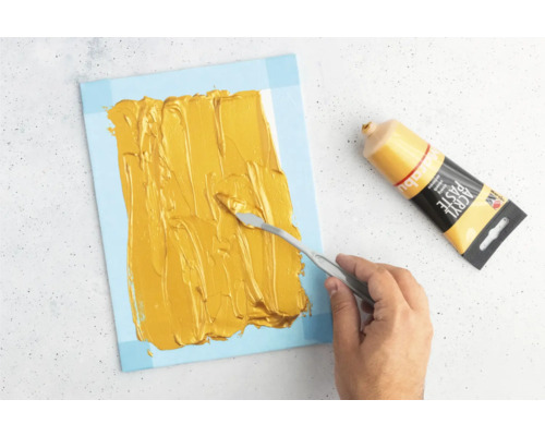 Auftragen von Acryl Paste auf eine Leinwand mit einem Malmesser