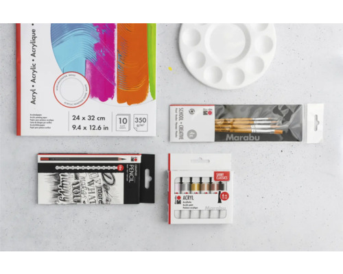 Acrylfarben, Pinsel, Bleistifte und Malpalette auf einem Tisch