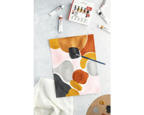 Szene mit abstraktem Gemälde, Acrylfarben und Pinsel