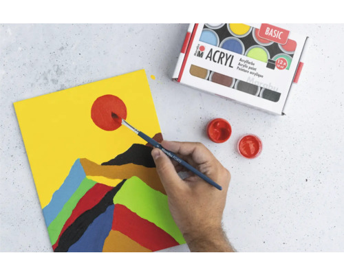 Eine Person malt ein abstraktes Bergmotiv mit Acrylfarben auf eine Leinwand, daneben ein Farbkasten mit Acrylfarben.