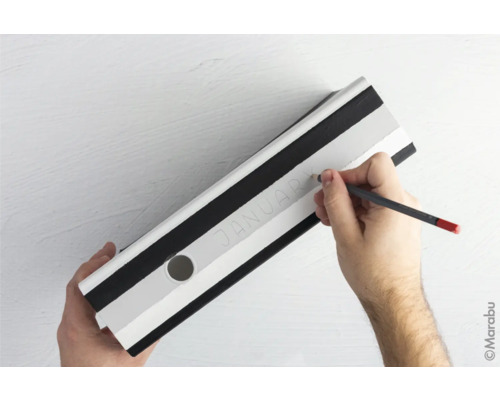 Büroordner mit Streifenmuster wird mit einem Bleistift beschriftet.