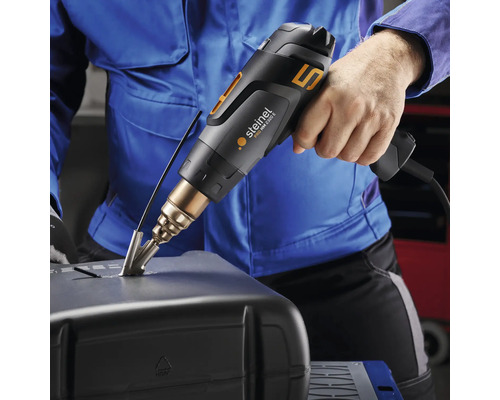 Handwerker verwendet eine Heißluftpistole von Steinel zum Schweißen von Kunststoff