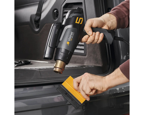 Heißluftpistole im Einsatz zur Folierung eines Fahrzeugs