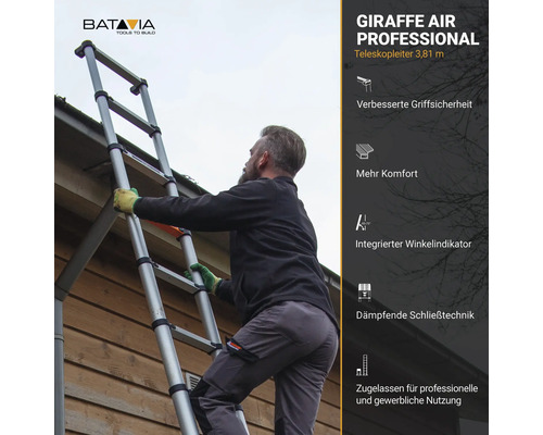 Mann steigt auf einer ausziehbaren Aluminiumleiter mit einer Länge von 3,81 Metern.