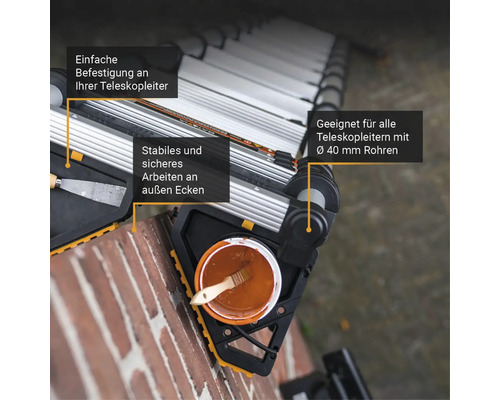 Teleskopleiter mit Eimer und Werkzeug für sicheres Arbeiten an Außenecken