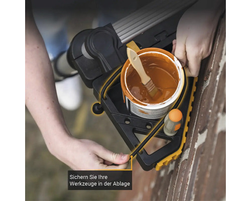 Farbeimer und Pinsel auf der Werkzeugablage einer Leiter