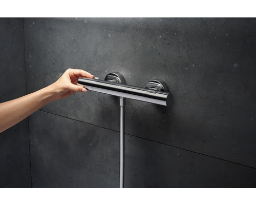 Aufputz-Brausethermostat mit Handbedienung vor dunkler Wand