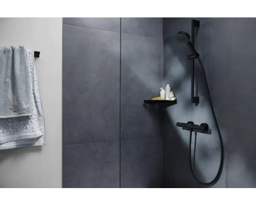 Badezimmer mit Dusche, Ablage und Handtuch