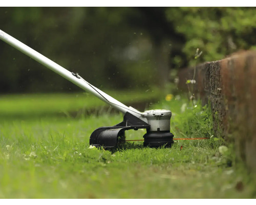 Rasentrimmer im Einsatz zum Schneiden von Gras