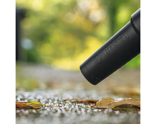 Detailaufnahme eines Bosch Laubbläsers im Einsatz auf Laub.