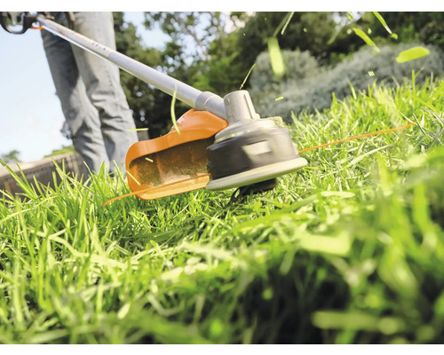 Rasentrimmer im Einsatz beim Grasschneiden.